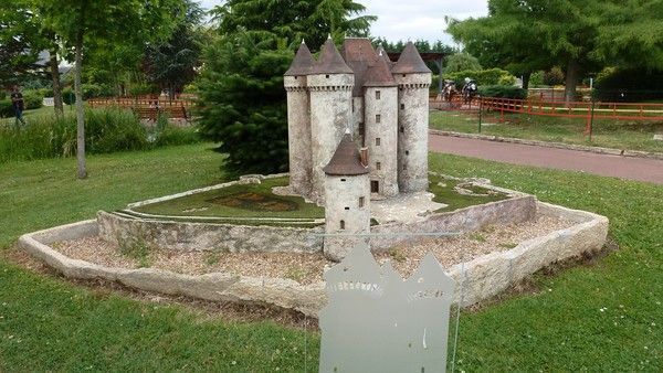 Parc des Mini-Châteaux ** Le Château de Sarzay **